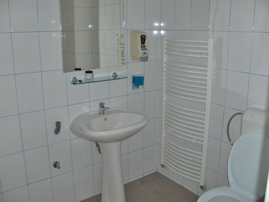 Camere de baie in caminul de batrani Sfantul Sava Cluj