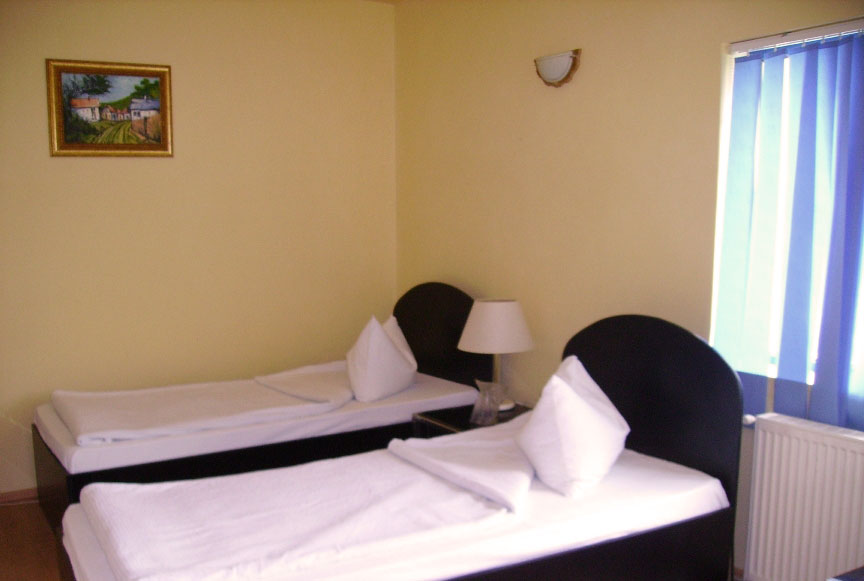 Zimmer 2 und 4 Betten in Seniorenheim Sfantul Sava Cluj